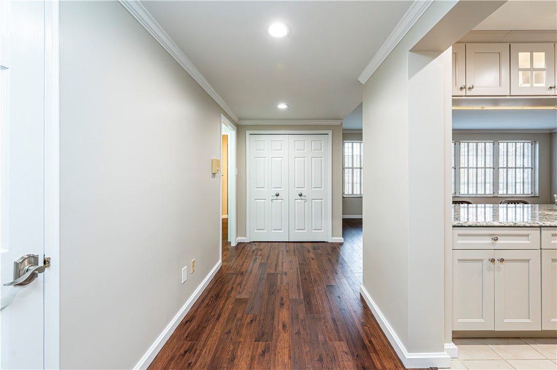 COME ON INTO 624 PARK LANE. TO THE FIRST RIGHT IS THE KITCHEN, STRAIGHT AHEAD IS A GUEST CLOSET AND TO THE RIGHT AN OPEN FLOOR PLAN LIVING ROOM DINING AREA AND TO THE 1ST LEFT IS THE PANTRY DOOR, 2ND LEFT TO THE MAIN BATH AND BEDROOMS