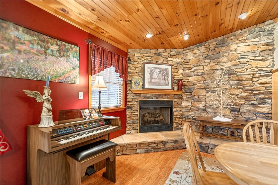 1204 Memorial Blvd, Connellsville, PA 15425