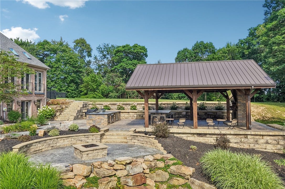 401 Blackstone Ln, Mars, PA 16046