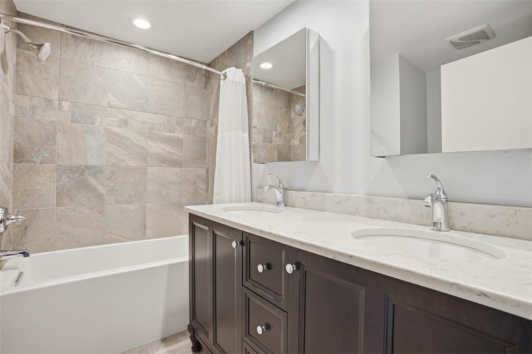 Hallway full bathroom with tub/shower combination