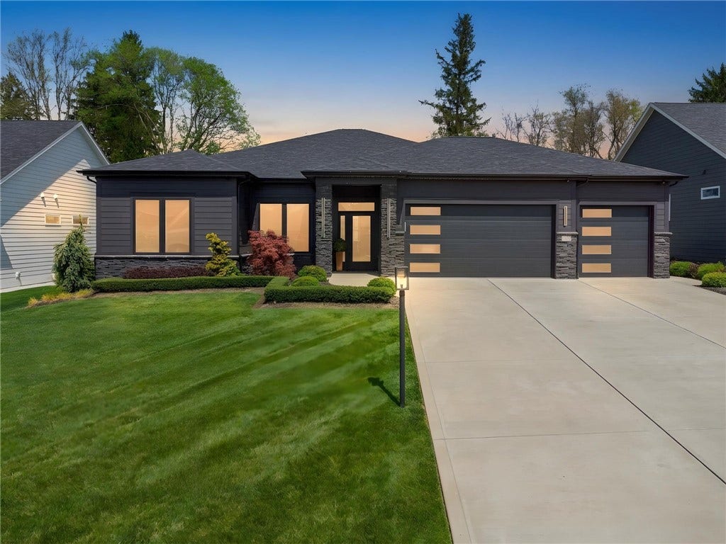 1007 Honey Locust Dr, Jeannette, PA 15644