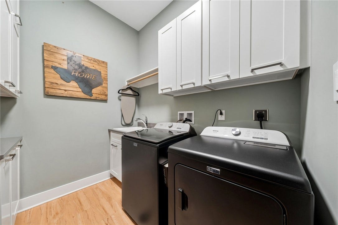 1007 Honey Locust Dr, Jeannette, PA 15644