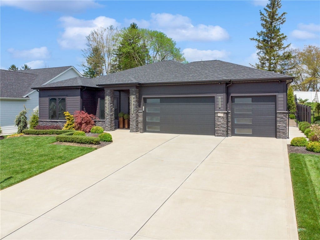 1007 Honey Locust Dr, Jeannette, PA 15644