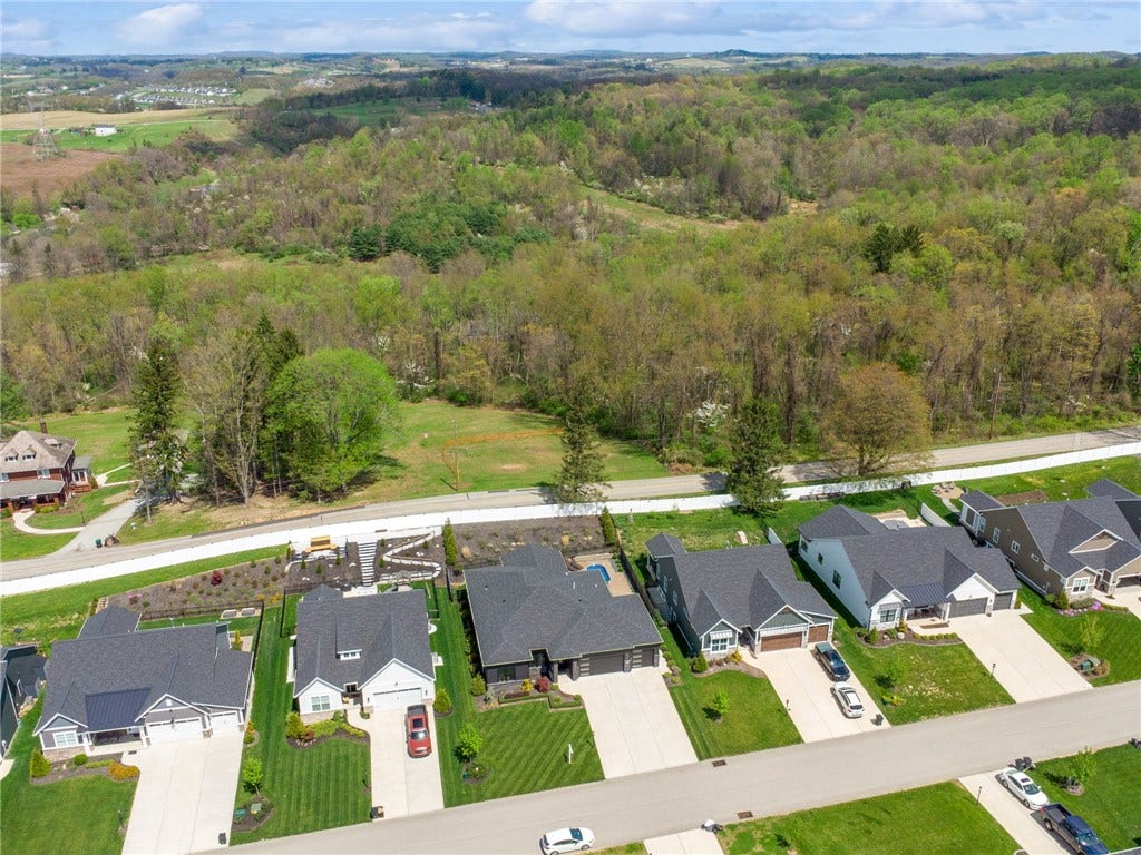 1007 Honey Locust Dr, Jeannette, PA 15644