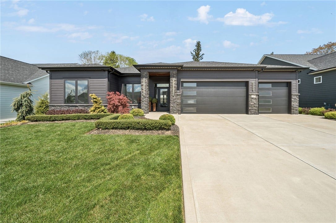 1007 Honey Locust Dr, Jeannette, PA 15644