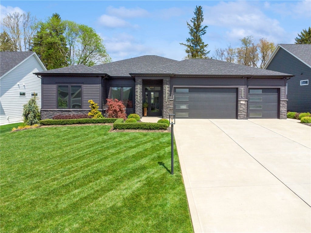 1007 Honey Locust Dr, Jeannette, PA 15644
