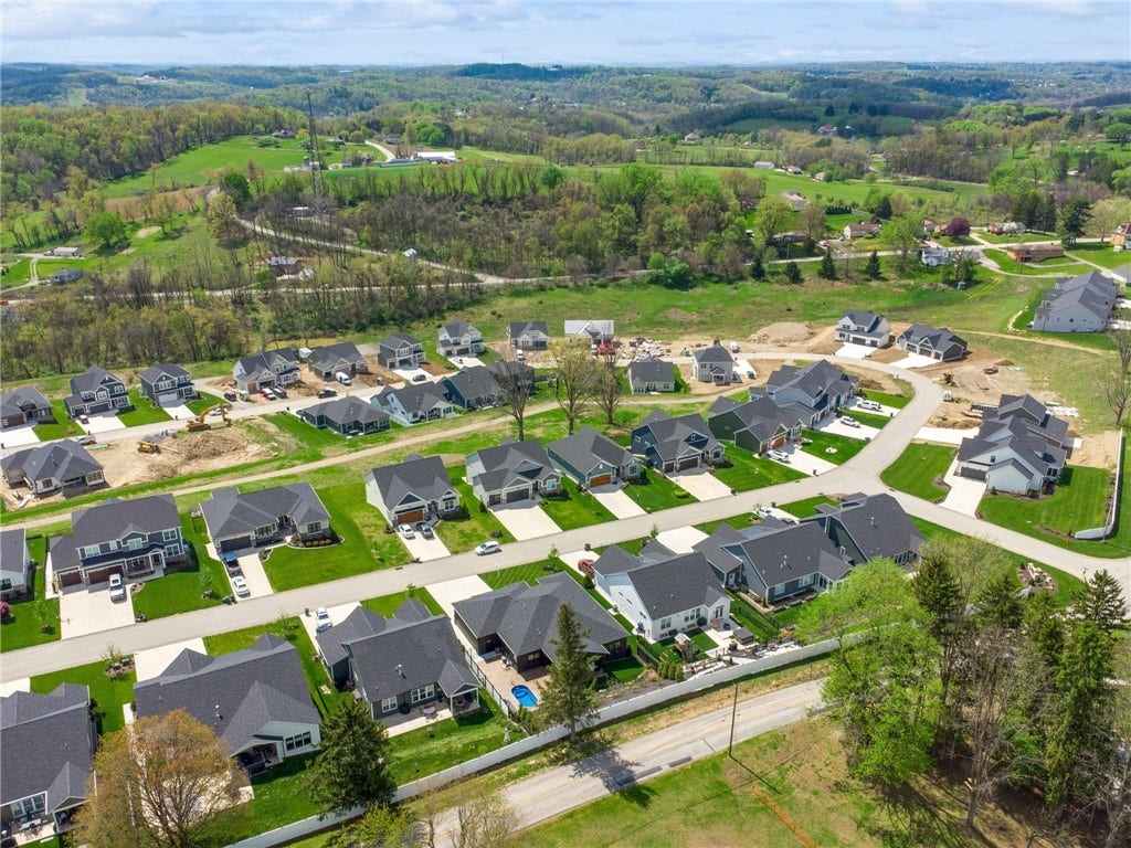 1007 Honey Locust Dr, Jeannette, PA 15644
