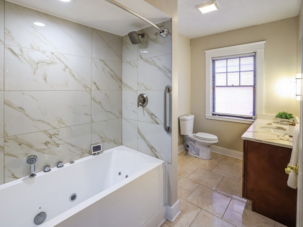 712 S Aiken Avenue, Pittsburgh, PA 15232 Owner's en-suite full bath.