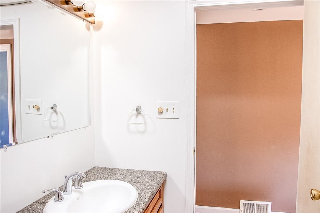 1378 Robbins Station Rd, Irwin, PA 15642