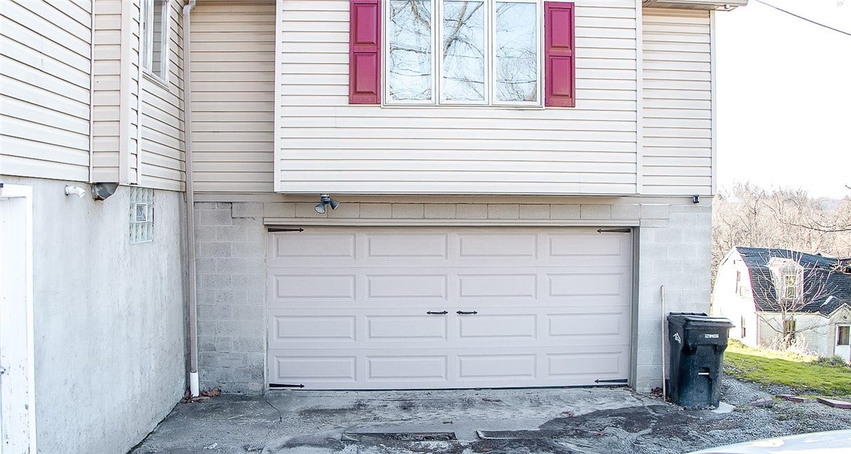 1378 Robbins Station Rd, Irwin, PA 15642