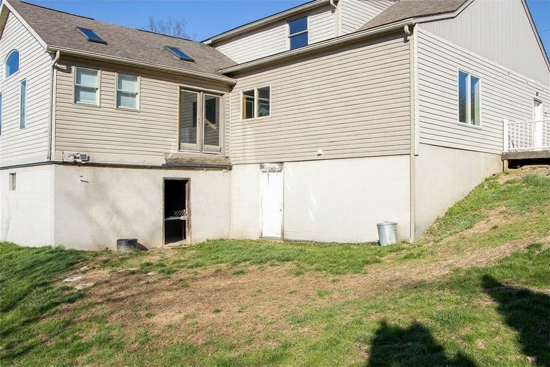 1378 Robbins Station Rd, Irwin, PA 15642