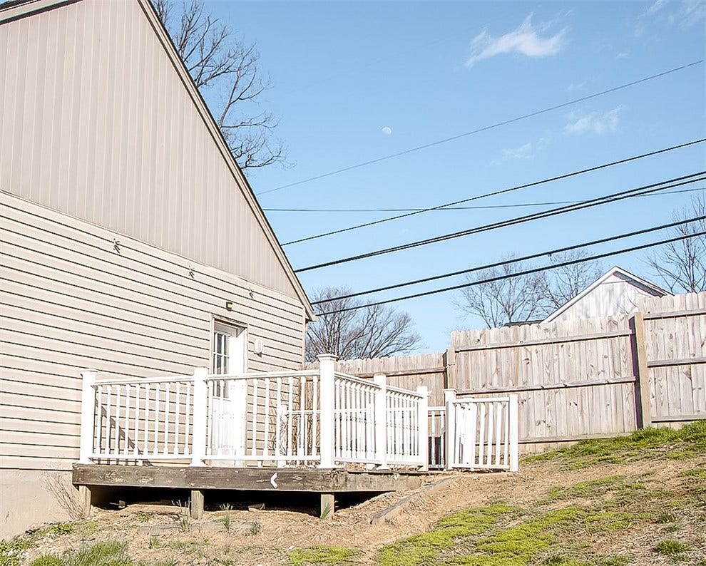 1378 Robbins Station Rd, Irwin, PA 15642