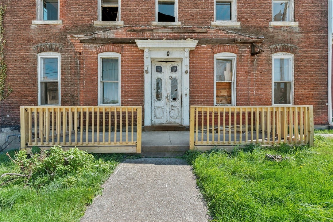 37 Division St, Greensburg, PA 15601