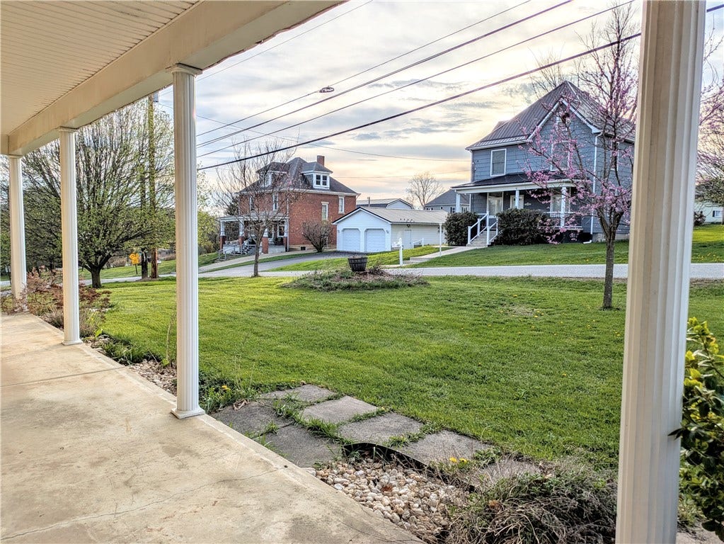 220 Overholt Dr, Scottdale, PA 15683