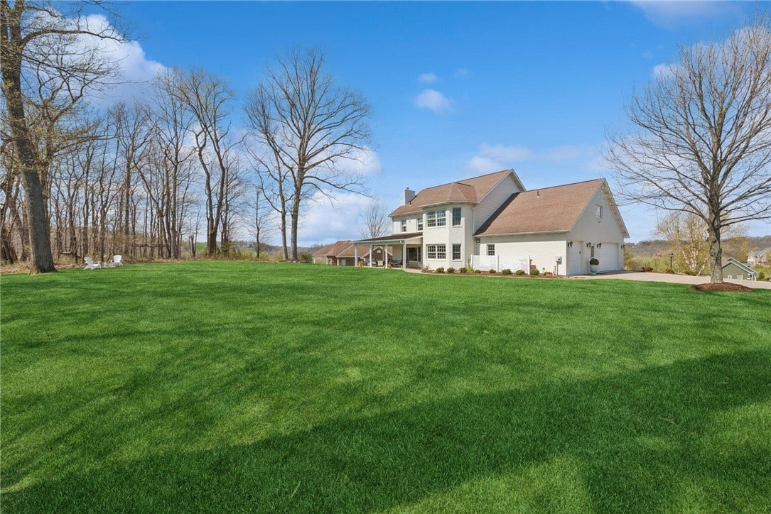 1141 Lauralynn Dr, Latrobe, PA 15650