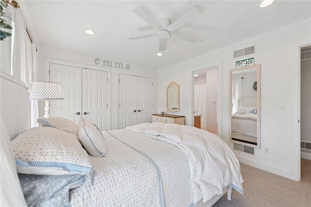 nicely sized closets and ceiling fan