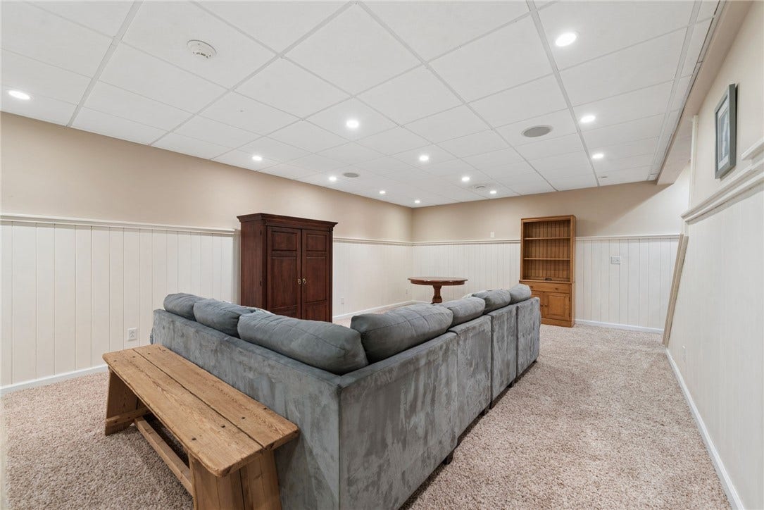 1141 Lauralynn Dr, Latrobe, PA 15650