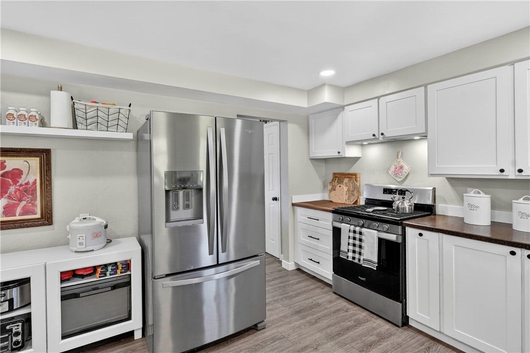 Another view of the light and bright kitchen