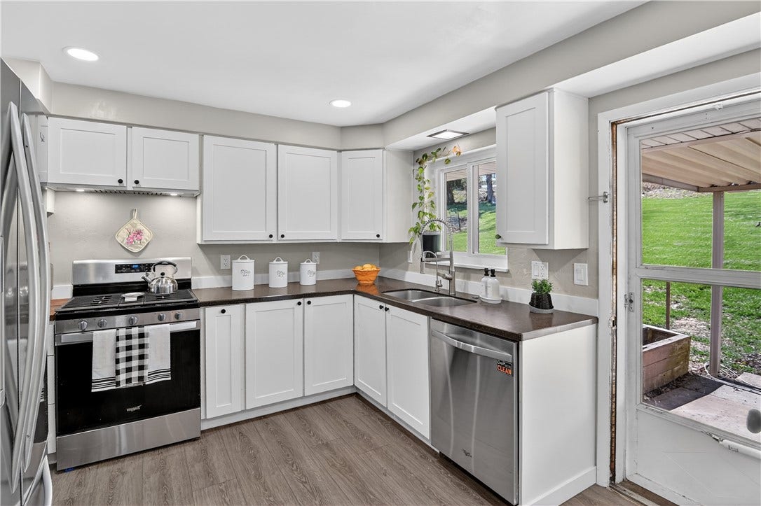 Another view of the light and bright kitchen