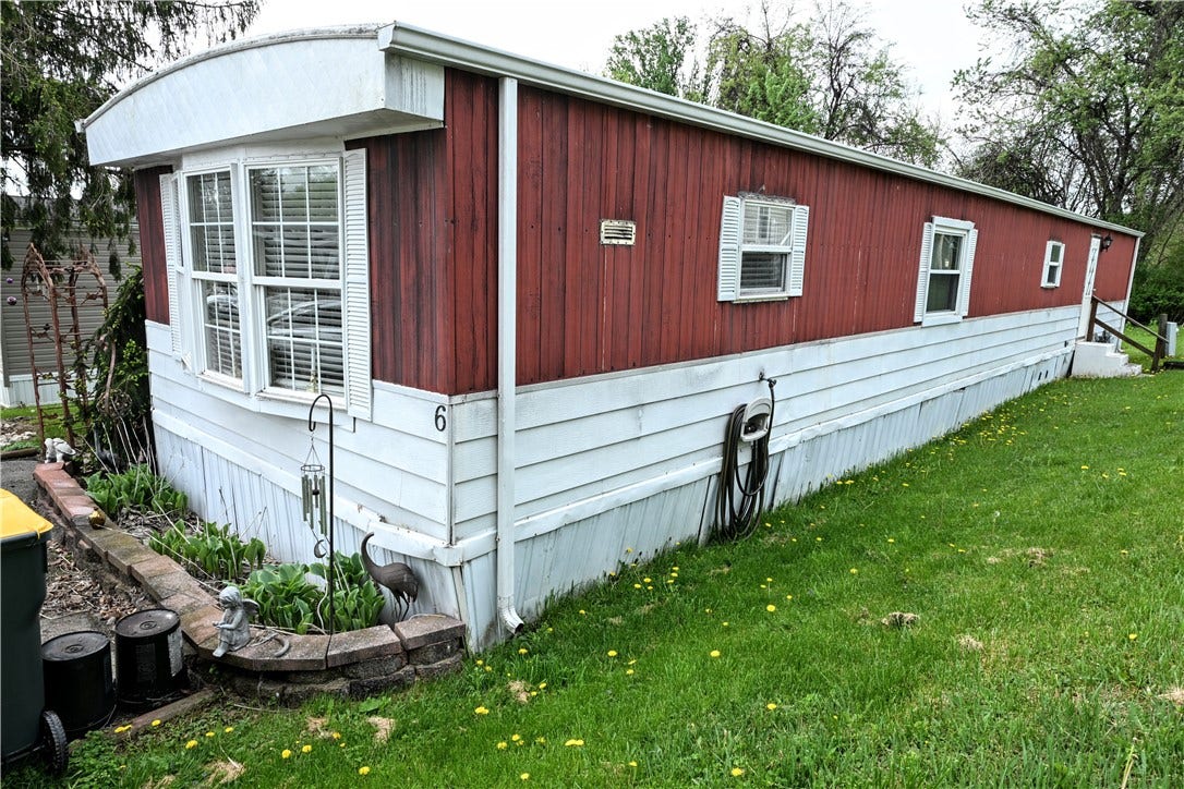 6 Roundtable Dr, Belle Vernon, PA 15012