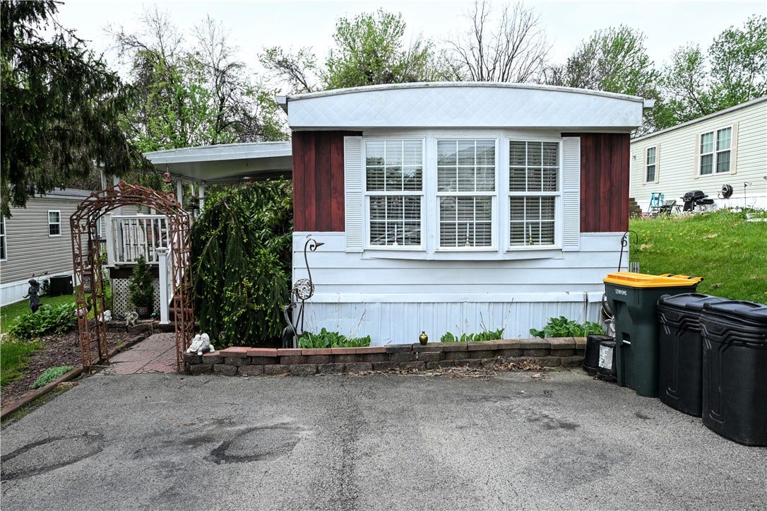 6 Roundtable Dr, Belle Vernon, PA 15012