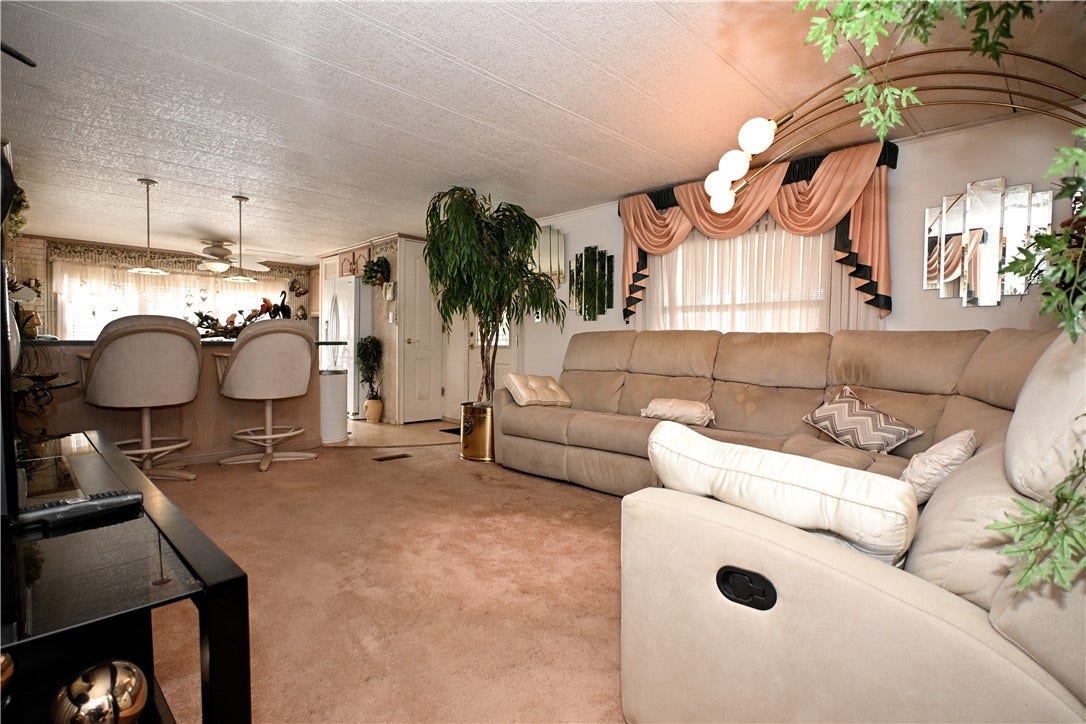 6 Roundtable Dr, Belle Vernon, PA 15012
