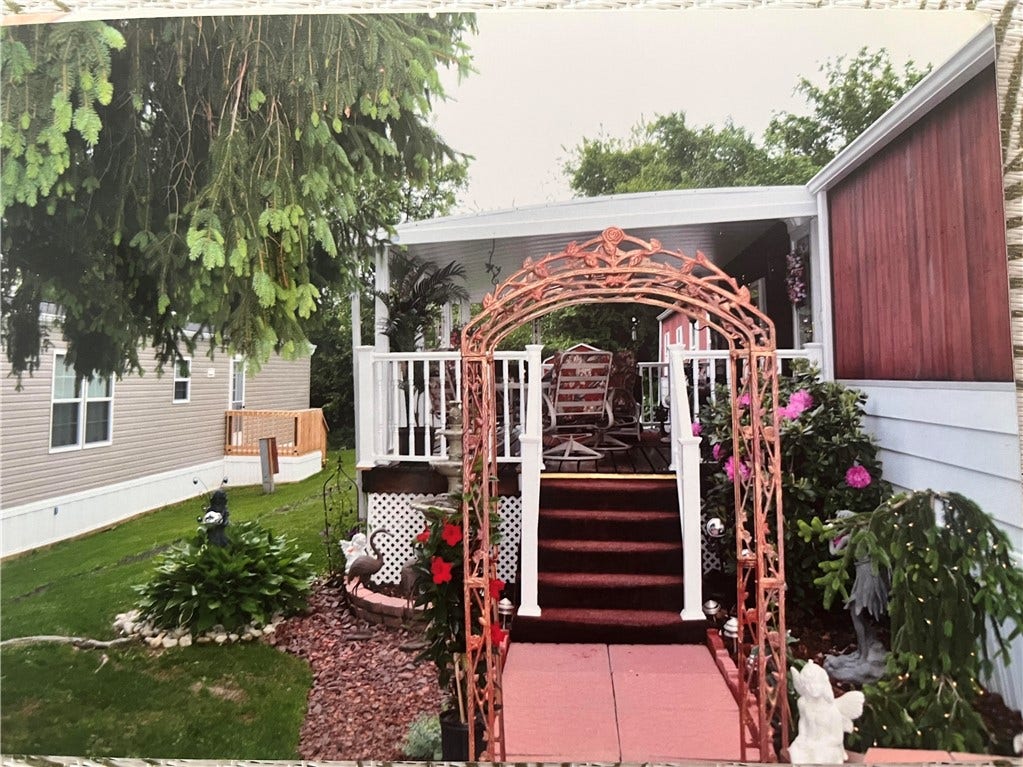 6 Roundtable Dr, Belle Vernon, PA 15012