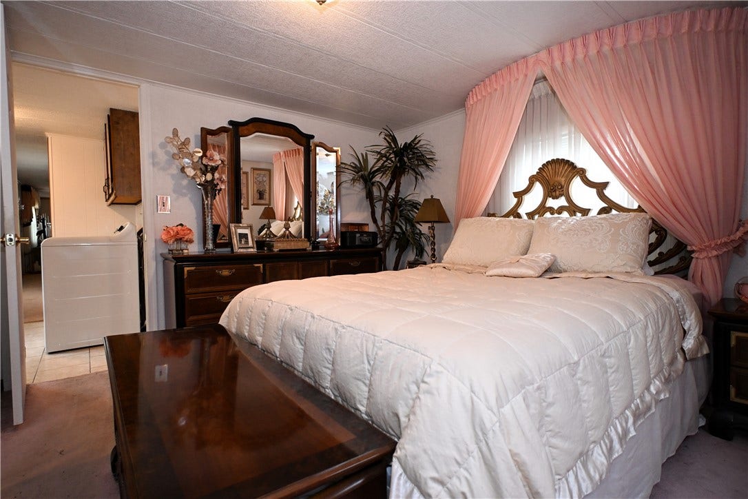 6 Roundtable Dr, Belle Vernon, PA 15012