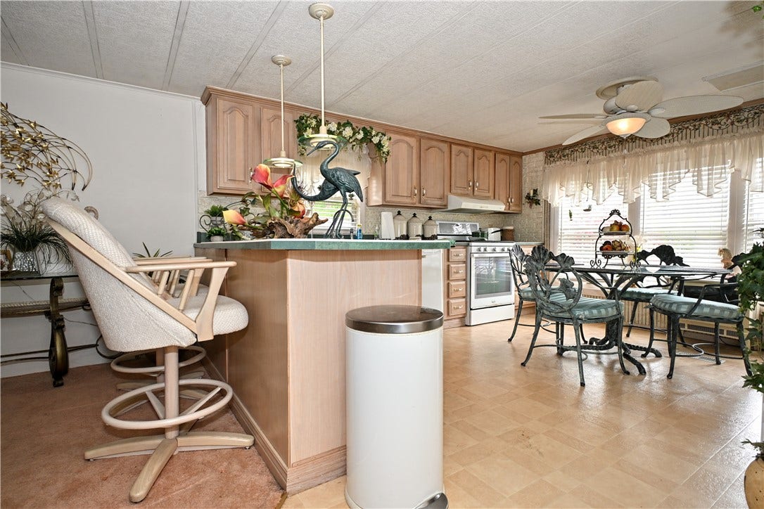 6 Roundtable Dr, Belle Vernon, PA 15012