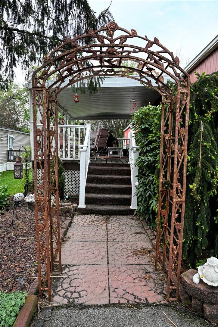 6 Roundtable Dr, Belle Vernon, PA 15012