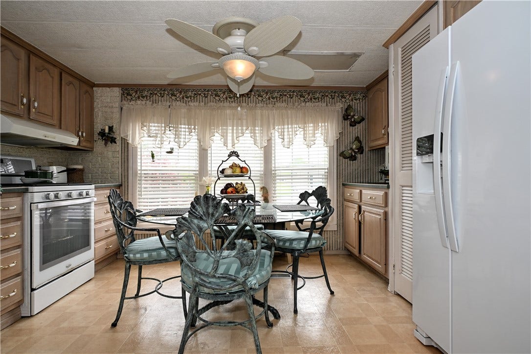 6 Roundtable Dr, Belle Vernon, PA 15012