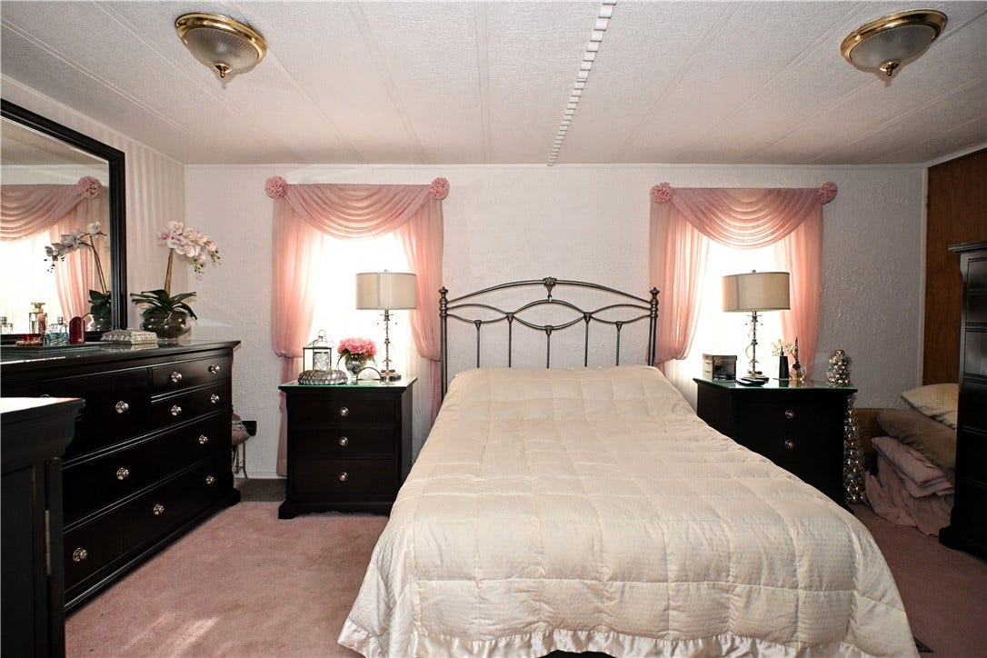 6 Roundtable Dr, Belle Vernon, PA 15012