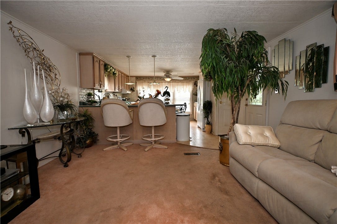 6 Roundtable Dr, Belle Vernon, PA 15012