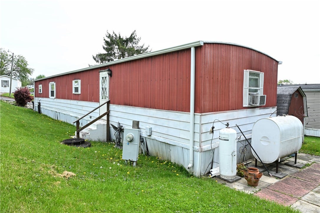 6 Roundtable Dr, Belle Vernon, PA 15012