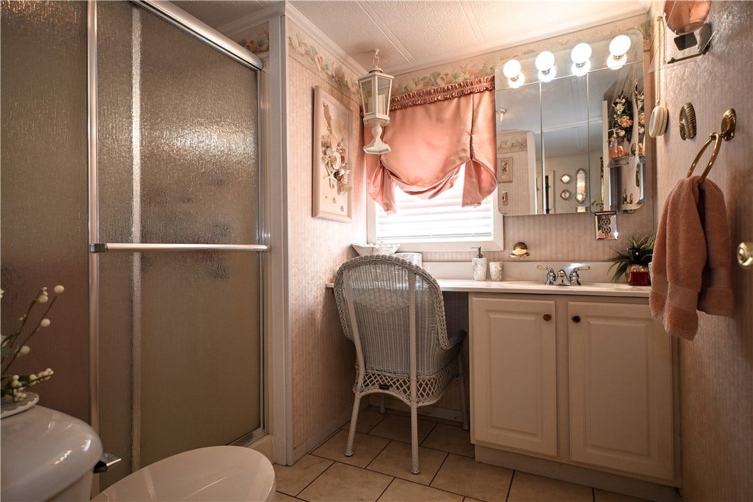 6 Roundtable Dr, Belle Vernon, PA 15012