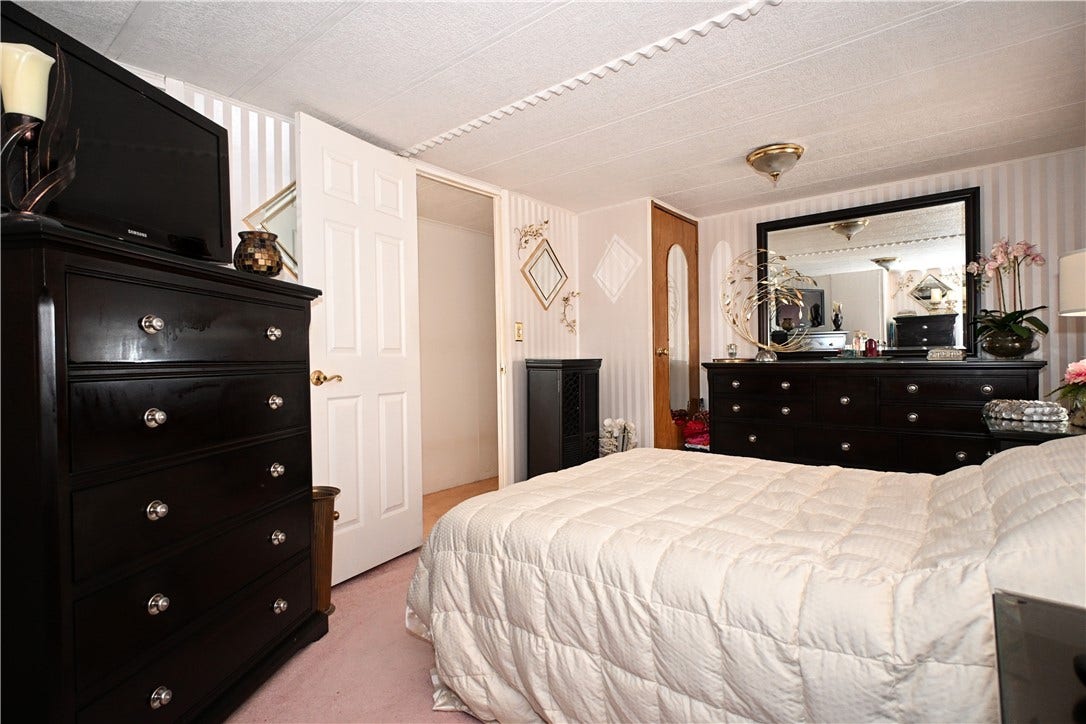 6 Roundtable Dr, Belle Vernon, PA 15012