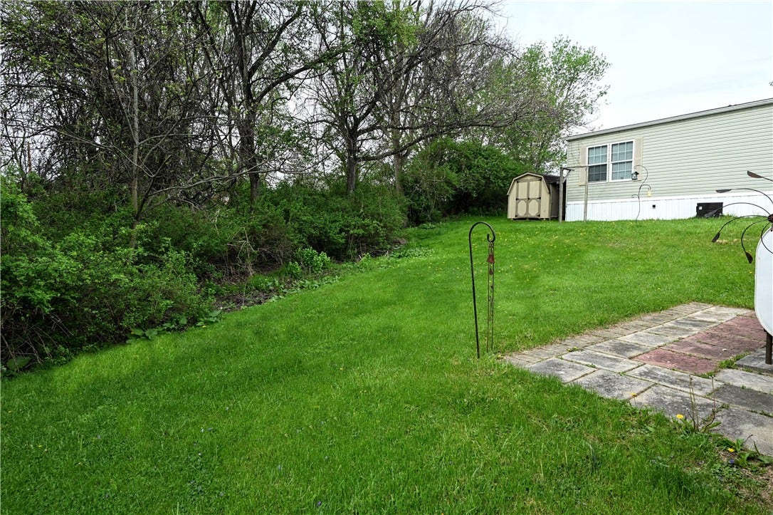 6 Roundtable Dr, Belle Vernon, PA 15012
