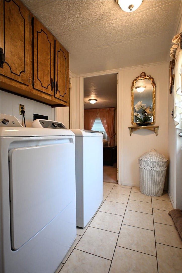 6 Roundtable Dr, Belle Vernon, PA 15012