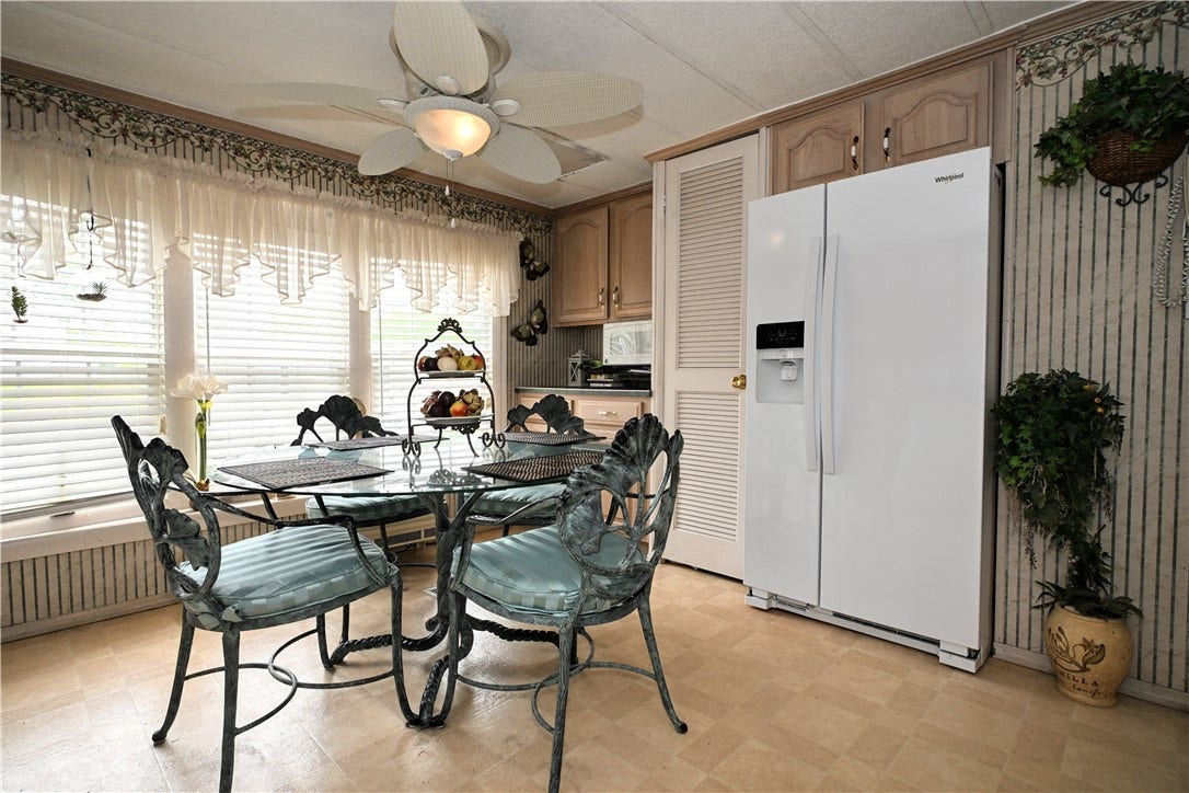 6 Roundtable Dr, Belle Vernon, PA 15012