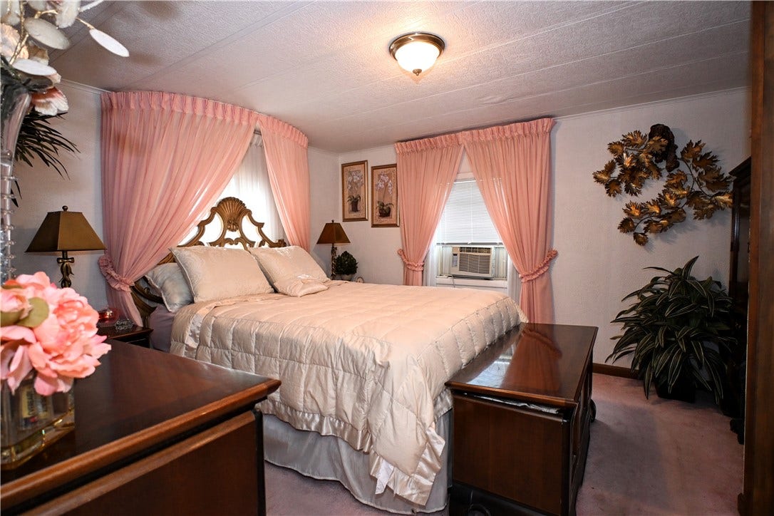 6 Roundtable Dr, Belle Vernon, PA 15012
