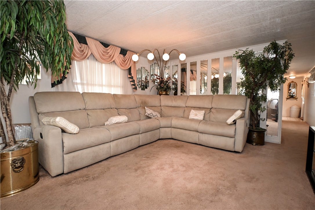 6 Roundtable Dr, Belle Vernon, PA 15012