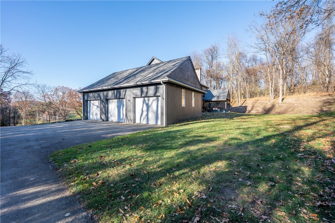 550 Locust Valley Rd, Greensburg, PA 15601