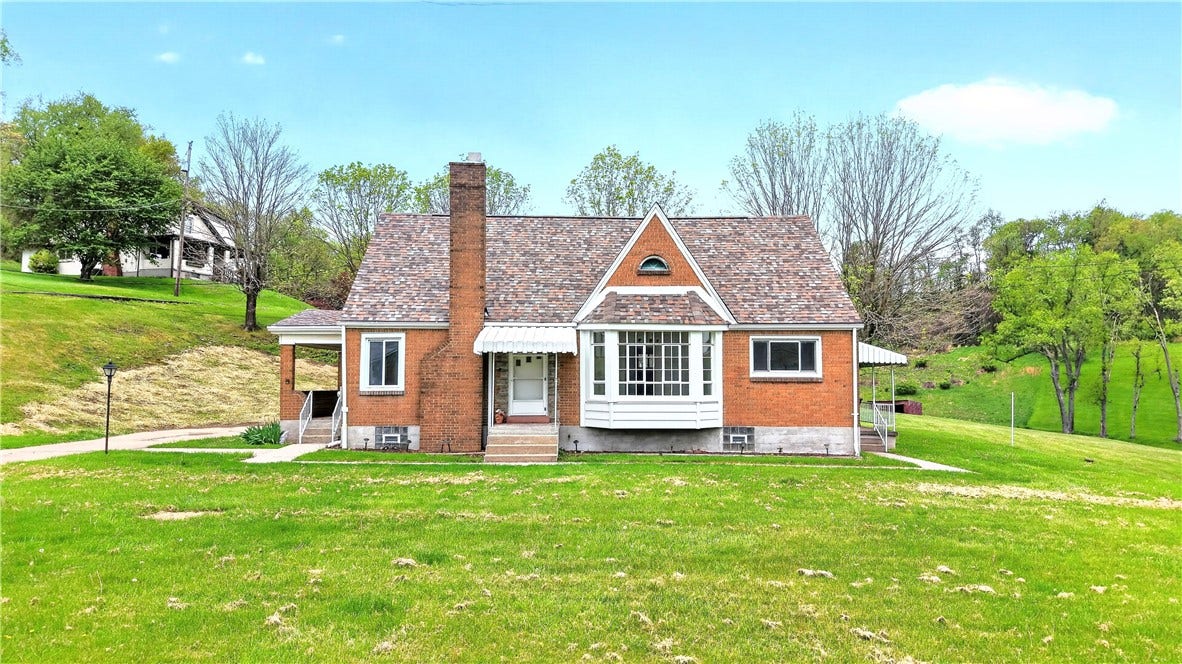 692 Simpson Howell Road, Elizabeth, PA 15037