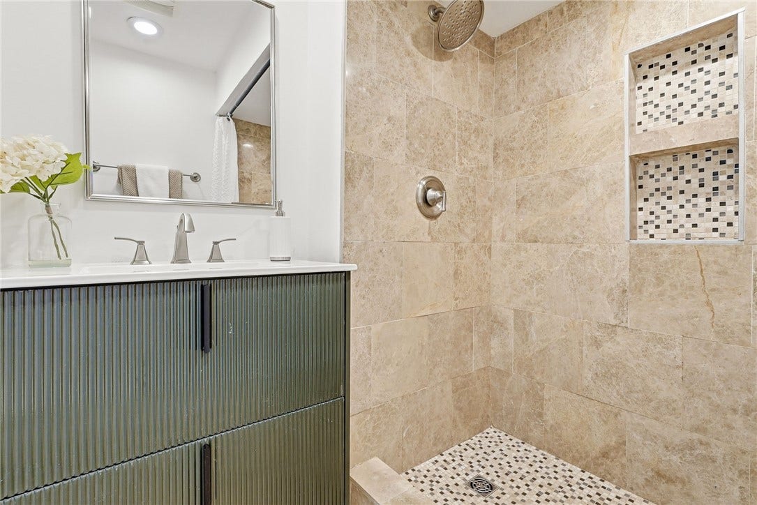 165 44th, Lawrenceville, PA 15201 2nd fl full bath