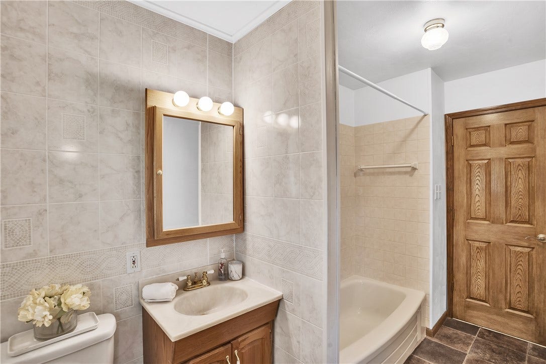 Main level bath