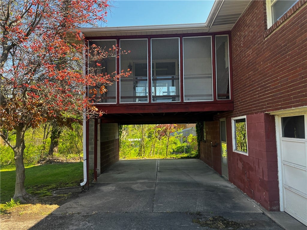 560 Sells Ln, Greensburg, PA 15601
