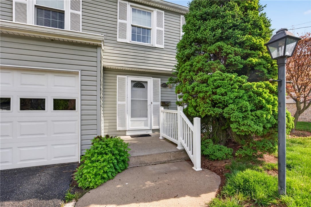142 Thunderwood Dr, Bethel Park, PA 15102