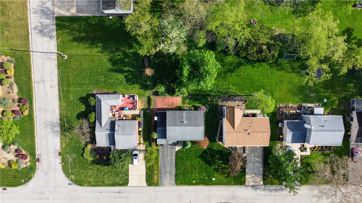 142 Thunderwood Dr, Bethel Park, PA 15102