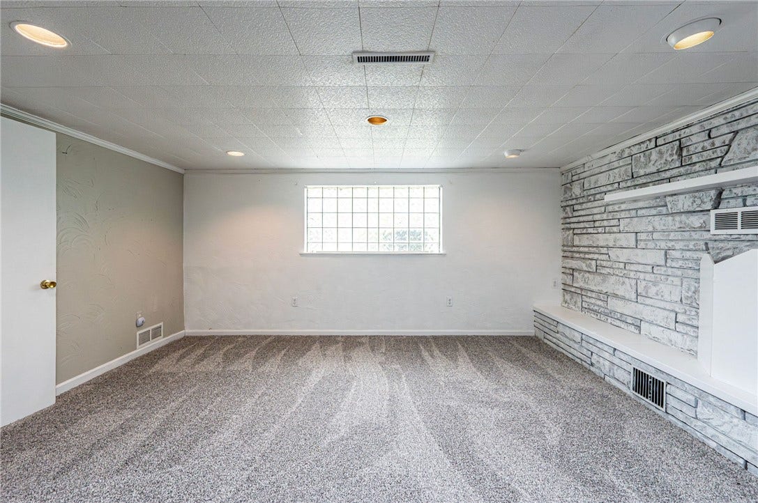 621 Sandy Hill Rd, Irwin, PA 15642