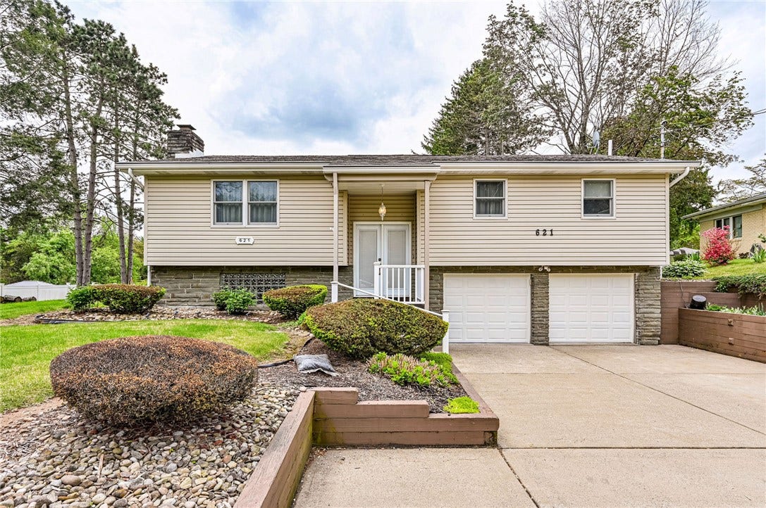 621 Sandy Hill Rd, Irwin, PA 15642